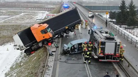 Zderzenie tira i auta osobowego na wysokości Kołbieli 