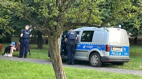 Siedziały na ławce w parku, zostały zaatakowane przez grupę osób 