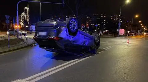 Dachowanie na Myśliborskiej. Nie ma poszkodowanych