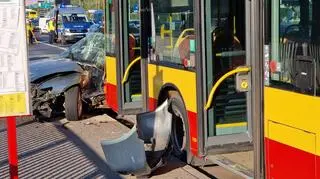 Zderzenie auta osobowego i autobusu przy Dworcu Zachodnim