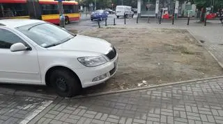 Dziki parking pod komisariatem przy Malczewskiego