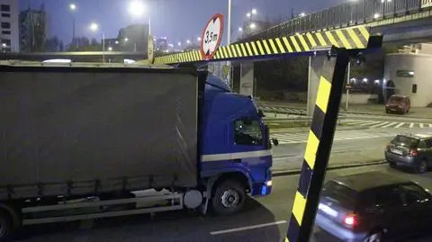 Ciężarówka znów uderzyła w bramkę na Wisłostradzie