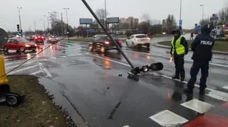 Sygnalizator leży na jezdni