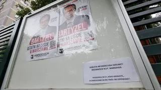 Plakaty wyborcze w gablocie na płocie przedszkola