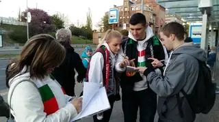 Niedzielne zbieranie podpisów przy stadionie Legii