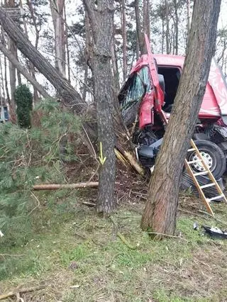 Ciężarówka wpadła do rowu na DK50 w powiecie wołomińskim 