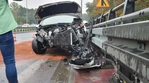 Peugeotem wjechała w barierki. "Straciła panowanie nad autem"