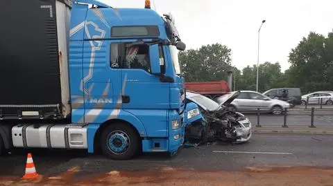 Najpierw zabezpieczali wyciek, potem musieli odholować ciężarówkę. Kilka godzin korków na S8