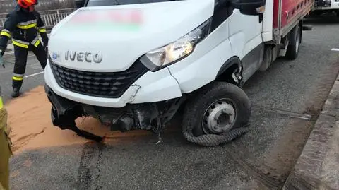Zderzenie na S8, auto zawisło na barierach