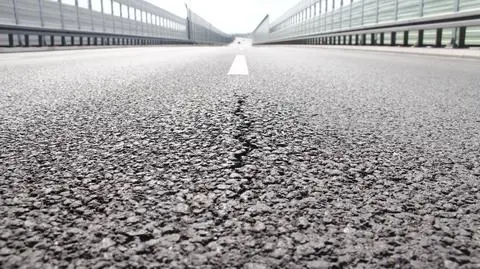 Nowe pęknięcia na moście. "Asfalt faluje i zapada się"