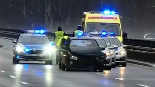 Auto wjechało w bariery na Wisłostradzie