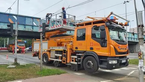 Ciężarówka zerwała sieć trakcyjną na Wolskiej