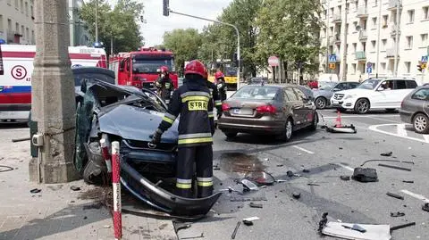 Wypadek na Popiełuszki. Opel na latarni