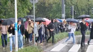 Tłumy przechodzą z przystanku na przystanek