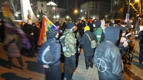 "Bicie kobiet to nie służba, to barbarzyństwo". Policja spisywała uczestników manifestacji