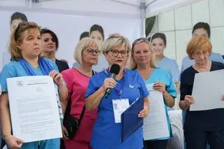 Protest pielęgniarek i położnych pod Sejmem 