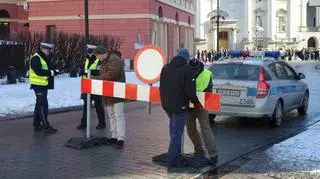 Wjazd na Krakowskie Przedmieście zablokowany