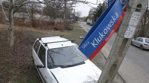 Fiat uno uderzył w słup. "Samochód został porzucony"