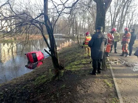 Samochód stoczył się do stawu