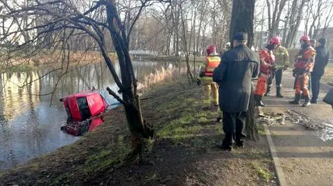 Samochód stoczył się do stawu, bo jego właścicielka nie zaciągnęła hamulca