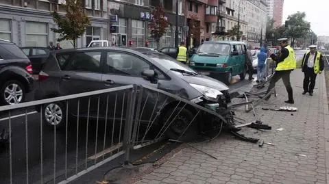 Toyota staranowała bariery przystanku