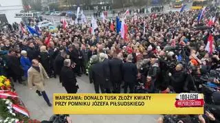 Donald Tusk przed pomnikiem Piłsudskiego 