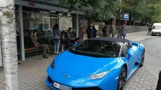 Niebieskie lamborghini zaparkowane na środku przystanku