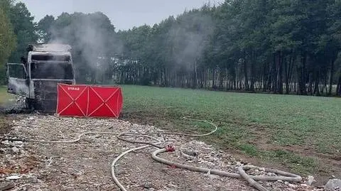 Spalona wywrotka, obok ciało kierowcy. Prawdopodobnie zahaczył o przewody