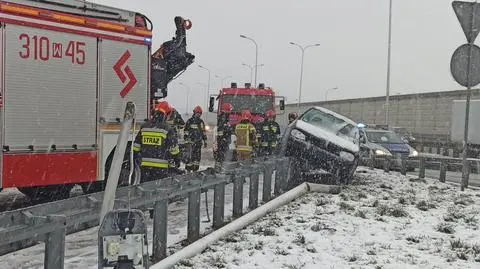 Auto utknęło na barierkach