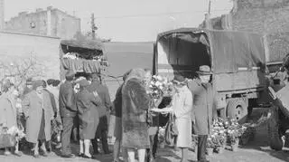 Sprzedaż chryzantem przy Powązkach (1968)