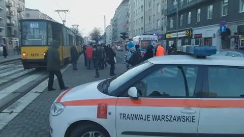 Tramwaj potrącił mężczyznę. "Stał za blisko torów"