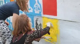 Malowali mural na płocie