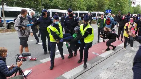 Protestowali na Świętokrzyskiej, później próbowali blokować Marszałkowską. Akcja ekologów w centrum