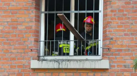 Pożar w ośrodku wychowawczym na Ochocie. Policjanci wyprowadzili mężczyznę w kajdankach