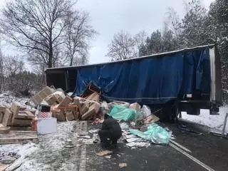 Ciężarówka wpadła w poślizg