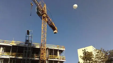 Tajemniczy balon nad budową przy Twardej