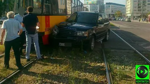 Range rover zderzył się z tramwajem