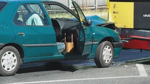 Samochód uderzył w autobus miejski