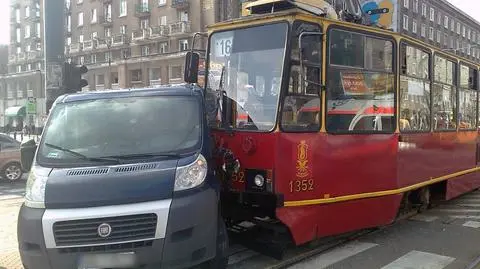 Furgonetka wjechała pod tramwaj