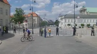 Policjanci zabezpieczają teren 