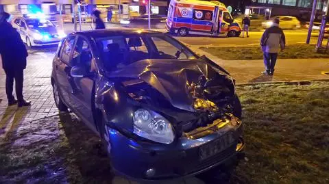 Karetka na sygnale zderzyła się z samochodem