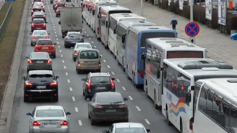 Wisłostrada jak parking. Autokary zablokowały pas