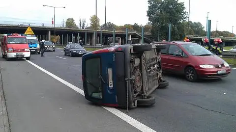 Auto na boku. Trasa AK w korku 