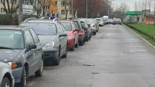 Na Bielanach parkuje coraz więcej samochodów