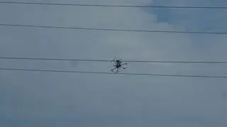 Dron zawisł na linii