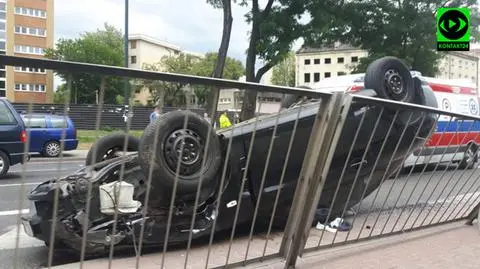 Dachowanie na Górczewskiej. Jedna osoba trafiła do szpitala