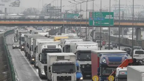 S8: zderzenie tirów na Bemowie, kolizja cysterny na wysokości Raszyna