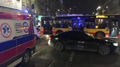 Zderzenie opla i volkswagena w samym centrum miasta