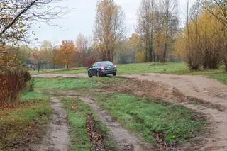 GPS pokazuje skrót przez park