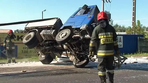 Straż podniosła ciężarówkę